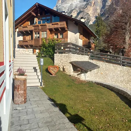 Mansarda Vale E Schena Con Vasca Idromassaggio 4 Posti Letto A Cortina D'ampezzo Lägenhet *